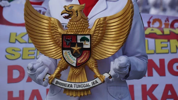 Indonésio Segurando Garuda Pancasila Indonésio Cinco Princípios — Fotografia de Stock