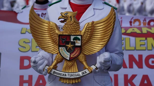 Indonésio Segurando Garuda Pancasila Indonésio Cinco Princípios — Fotografia de Stock
