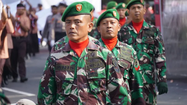 インドネシア軍が制服を着て — ストック写真