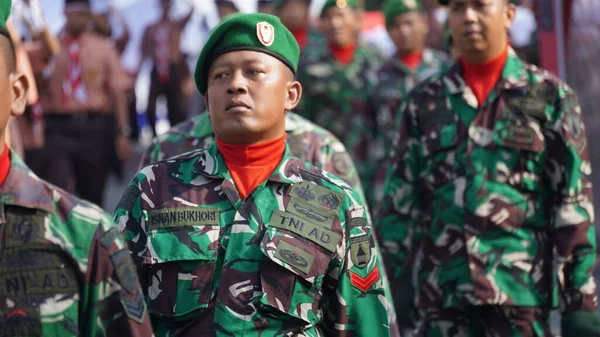 身穿制服的印度尼西亚军队 — 图库照片