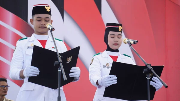 Petugas Seremonial Sedang Membaca Pembukaan Konstitusi Republik Indonesia — Stok Foto