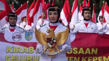Endonezya 'nın elinde Garuda Pancasila (Endonezya beş ilkesi)