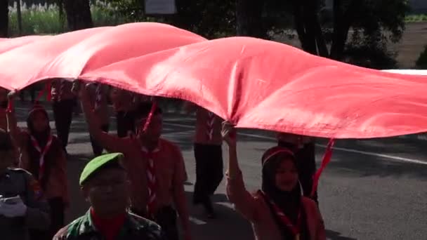 Indonéští Zvědové Rozvinout Národní Vlajku Kiráb Kebangsaan Národní Karneval — Stock video