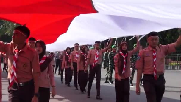 Des Éclaireurs Indonésiens Déploient Drapeau National Kirab Kebangsaan Carnaval National — Video