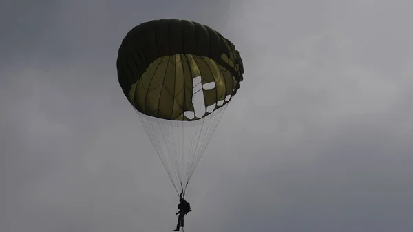 2023年5月10日インドネシア東ジャワ州ブリタル インドネシア空軍はスカイダイビングを行う — ストック写真