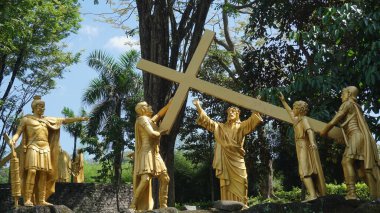 Puhsarang kilisesinde İsa heykeli. Puhsarang taşlarla inşa edilmiş bir kilise.
