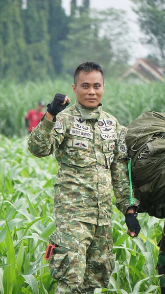 Indonezyjscy Żołnierze Sił Powietrznych Przygotowują Się Symulują Przed Rozpoczęciem Pracy — Zdjęcie stockowe