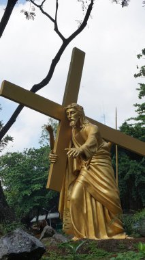 Puhsarang kilisesinde İsa heykeli. Puhsarang taşlarla inşa edilmiş bir kilise.