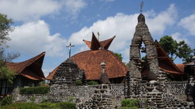 Puhsarang Kilisesi 'nin mavi gökyüzü arkaplanı. Bu kilise taşlarla inşa edildi.