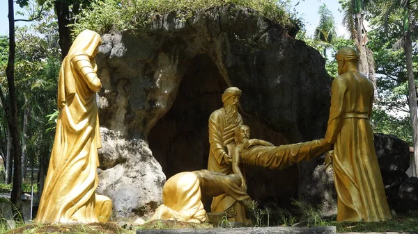 普沙朗教堂的耶稣塑像 普沙朗是一座用石头建造的教堂 — 图库照片
