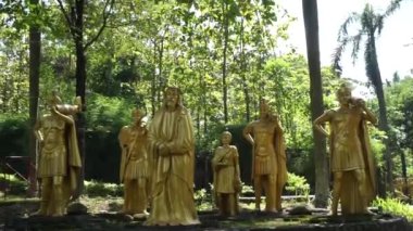 Puhsarang kilisesinde İsa heykeli. Puhsarang taşlarla inşa edilmiş bir kilise.