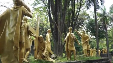 Puhsarang kilisesinde İsa heykeli. Puhsarang taşlarla inşa edilmiş bir kilise.