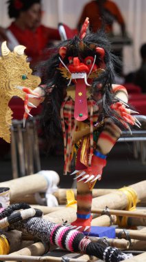 Ogoh-ogoh heykeli. Ogoh-ogoh, Tawur Agung töreninde sergilenen bir heykel. Ogoh-ogoh, Bhuta Kala adında bir Hindu figürünü temsil ediyor.