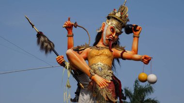 Ogoh-ogoh heykeli. Ogoh-ogoh, Tawur Agung töreninde sergilenen bir heykel. Ogoh-ogoh, Bhuta Kala adında bir Hindu figürünü temsil ediyor.
