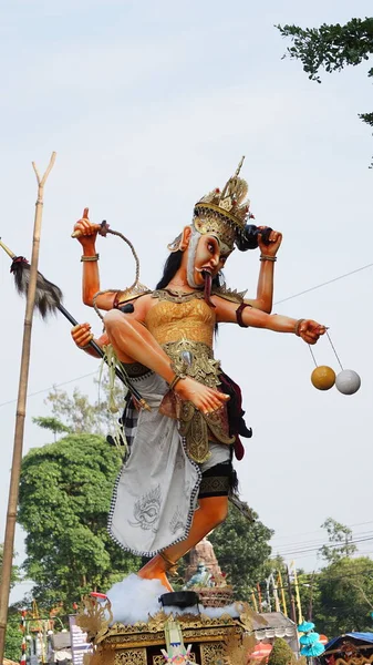 神の像 ツアー アグンの儀式の間にパレードされる像です カラというヒンズー教の人物を表しています — ストック写真