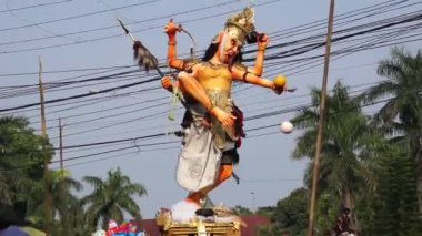 Ogoh-ogoh heykeli. Ogoh-ogoh, Tawur Agung töreninde sergilenen bir heykel. Ogoh-ogoh, Bhuta Kala adında bir Hindu figürünü temsil ediyor.