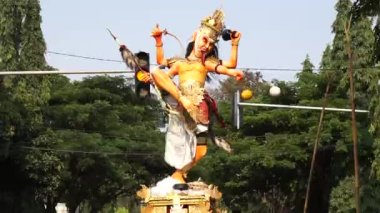 Ogoh-ogoh heykeli. Ogoh-ogoh, Tawur Agung töreninde sergilenen bir heykel. Ogoh-ogoh, Bhuta Kala adında bir Hindu figürünü temsil ediyor.