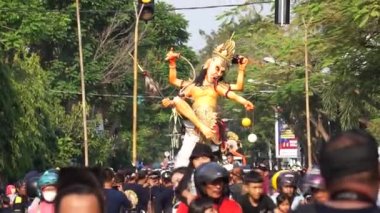 Ogoh-ogoh heykeli. Ogoh-ogoh, Tawur Agung töreninde sergilenen bir heykel. Ogoh-ogoh, Bhuta Kala adında bir Hindu figürünü temsil ediyor.