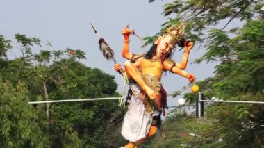 Ogoh-ogoh heykeli. Ogoh-ogoh, Tawur Agung töreninde sergilenen bir heykel. Ogoh-ogoh, Bhuta Kala adında bir Hindu figürünü temsil ediyor.