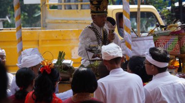 Tawur Izdırap Töreni. Bu tören, kutsal Nyepi gününden bir gün önce Hindular tarafından yapılan bir törendir.