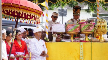 Tawur Izdırap Töreni. Bu tören, kutsal Nyepi gününden bir gün önce Hindular tarafından yapılan bir törendir.