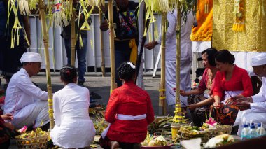 Tawur Izdırap Töreni. Bu tören, kutsal Nyepi gününden bir gün önce Hindular tarafından yapılan bir törendir.