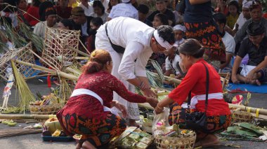 Tawur Izdırap Töreni. Bu tören, kutsal Nyepi gününden bir gün önce Hindular tarafından yapılan bir törendir.
