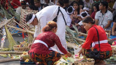 Tawur Izdırap Töreni. Bu tören, kutsal Nyepi gününden bir gün önce Hindular tarafından yapılan bir törendir.