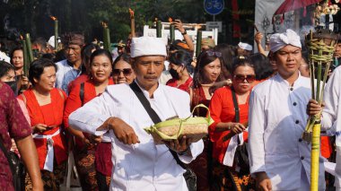 Tawur Izdırap Töreni. Bu tören, kutsal Nyepi gününden bir gün önce Hindular tarafından yapılan bir törendir.