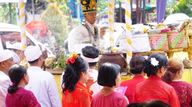 Tawur Izdırap Töreni. Bu tören, kutsal Nyepi gününden bir gün önce Hindular tarafından yapılan bir törendir.