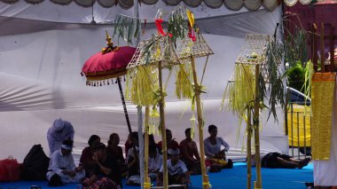 Tawur Izdırap Töreni. Bu tören, kutsal Nyepi gününden bir gün önce Hindular tarafından yapılan bir törendir.