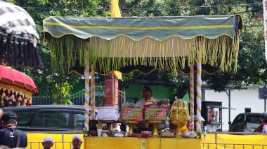 Tawur Izdırap Töreni. Bu tören, kutsal Nyepi gününden bir gün önce Hindular tarafından yapılan bir törendir.