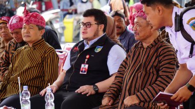 Kediri Hanindhito Himawan Pramana (Mas Dhito) naibi Kediri yıldönümünü kutlamak için açılışta Pameran Jadoel 'de