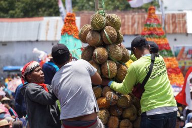 Endonezya, pulud ketan üzerinde tumpeng durian (durian koni) için savaşmaktadır. Pulud ketan, Kediri 'de düzenlenen Durian festivali.