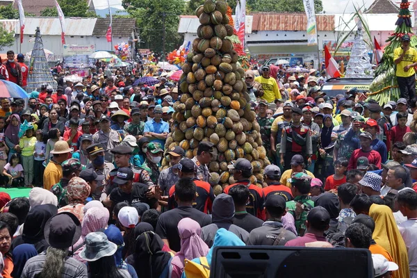 Ινδονησίας Παλεύει Πάνω Από Tumpeng Durian Durian Κώνο Pulud Ketan — Φωτογραφία Αρχείου