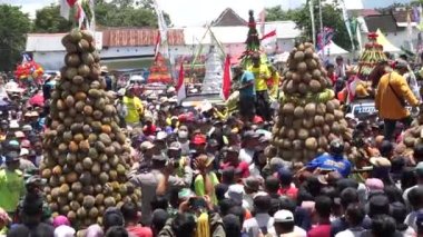 Endonezya, pulud ketan üzerinde tumpeng durian (durian koni) için savaşmaktadır. Pulud ketan, Kediri 'de düzenlenen Durian festivali.