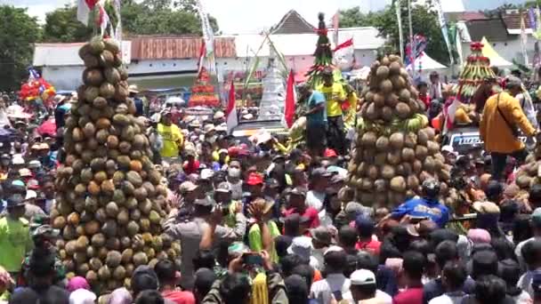 인도네시아 인들은 쿠르트 Tumpeng Durian Durian Cone 싸우고 케첩은케 리에서 — 비디오