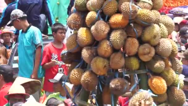 インドネシアはプルードケタンのタンポン デュリアン デュリアン コーン と戦っています プルードケタン プルードケタン キデリのデュラン祭り — ストック動画