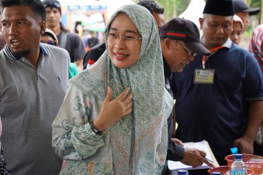 Anggia Erma Rini (Temsilciler Meclisi veya DPR RI üyeleri) sumberasri durian festivalinde durian yiyor.