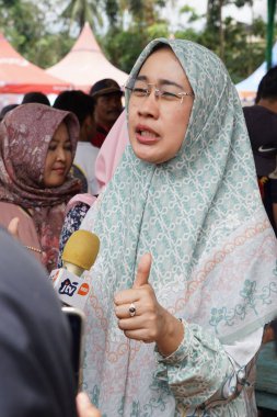 Anggia Erma Rini (Temsilciler Meclisi veya DPR RI üyeleri) sumberasri durian festivalinde durian yiyor.