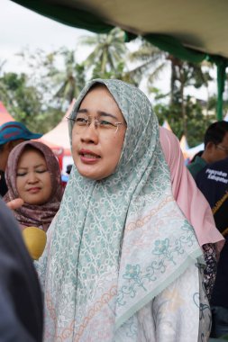 Anggia Erma Rini (Temsilciler Meclisi veya DPR RI üyeleri) sumberasri durian festivalinde durian yiyor.