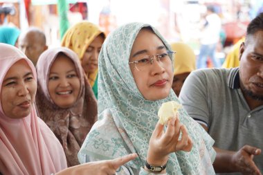 Anggia Erma Rini (Temsilciler Meclisi veya DPR RI üyeleri) sumberasri durian festivalinde durian yiyor.