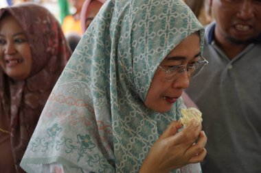 Anggia Erma Rini (Temsilciler Meclisi veya DPR RI üyeleri) sumberasri durian festivalinde durian yiyor.