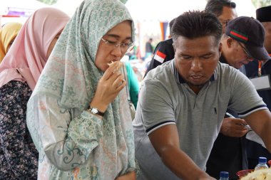 Anggia Erma Rini (Temsilciler Meclisi veya DPR RI üyeleri) sumberasri durian festivalinde durian yiyor.