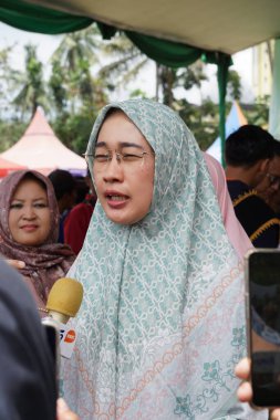 Anggia Erma Rini (Temsilciler Meclisi veya DPR RI üyeleri) sumberasri durian festivalinde durian yiyor.