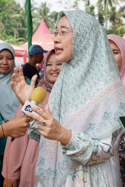 Anggia Erma Rini (Temsilciler Meclisi veya DPR RI üyeleri) sumberasri durian festivalinde durian yiyor.