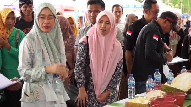 Anggia Erma Rini Miembros Cámara Representantes Dpr Está Comiendo Durian — Vídeo de stock