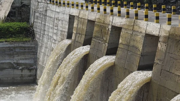 ダムを流れる川の水 — ストック写真