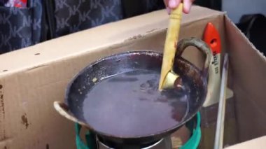 Balmumu (Endonezyalılar buna malam der) tavada erir. Bu balmumu batik kumaş yapımında kullanılır.