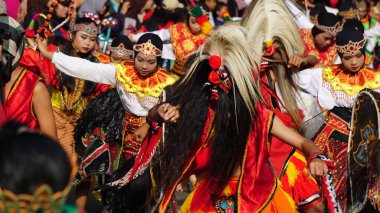 Bujang Ganong dansı Boyolali, Central Java 'dan geliyor. Bu dans Reog Ponorogo dansının bir parçası.